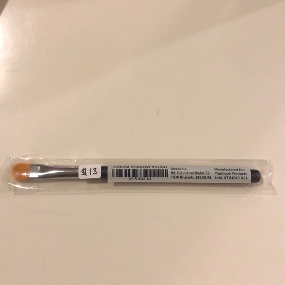 Younique cream shadow brush - Picture 1 of 2